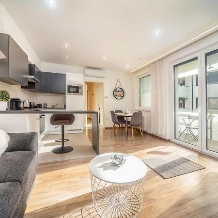Grace Pine Apartment 3 Будапеща Екстериор снимка