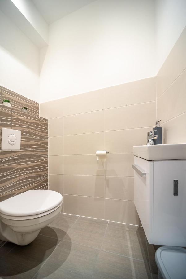 Grace Pine Apartment 3 Будапеща Екстериор снимка