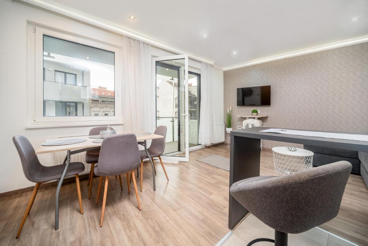 Grace Pine Apartment 3 Будапеща Екстериор снимка