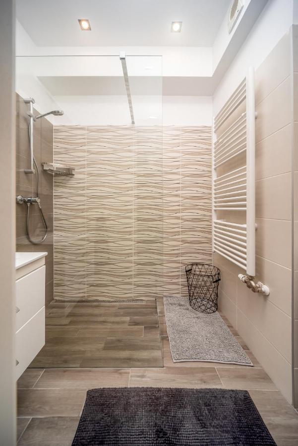 Grace Pine Apartment 3 Будапеща Екстериор снимка