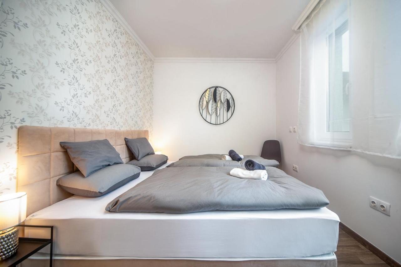 Grace Pine Apartment 3 Будапеща Екстериор снимка
