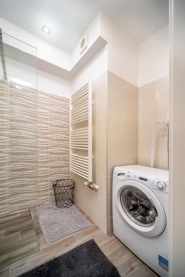 Grace Pine Apartment 3 Будапеща Екстериор снимка