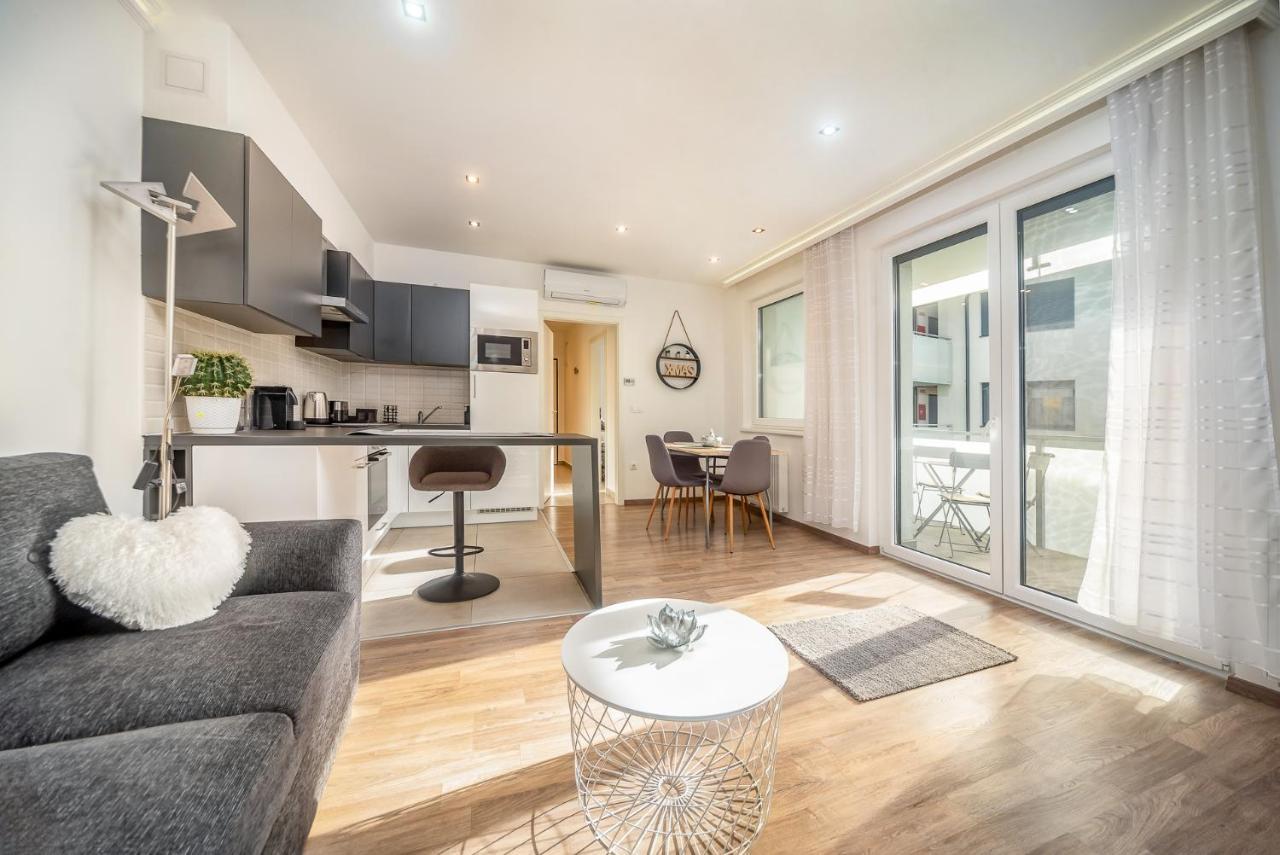 Grace Pine Apartment 3 Будапеща Екстериор снимка