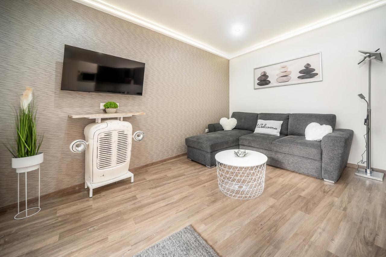 Grace Pine Apartment 3 Будапеща Екстериор снимка