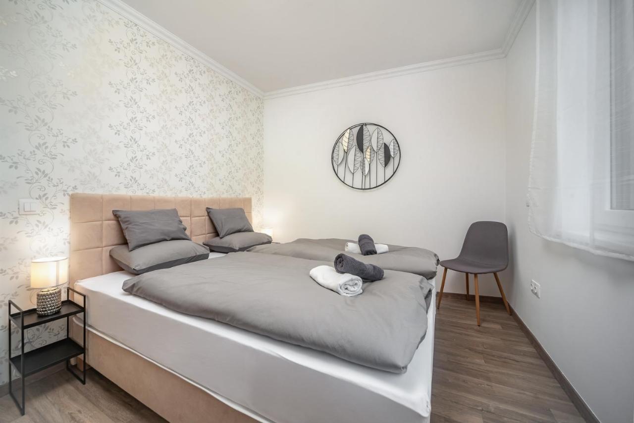 Grace Pine Apartment 3 Будапеща Екстериор снимка