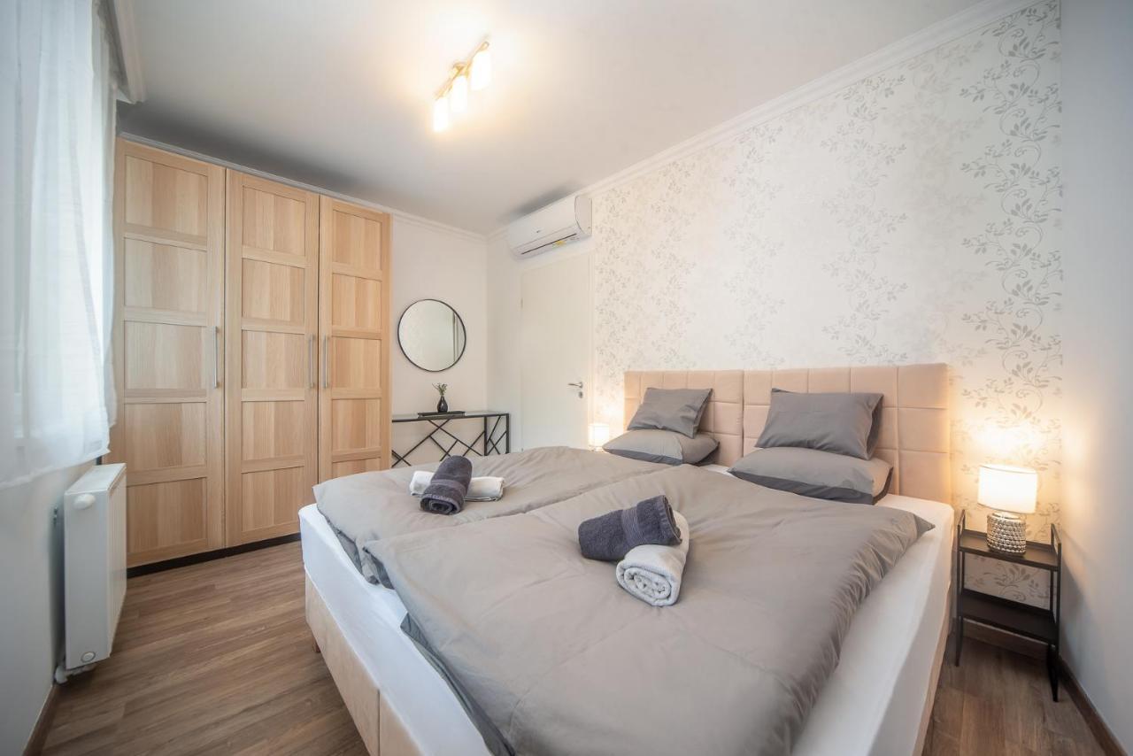 Grace Pine Apartment 3 Будапеща Екстериор снимка
