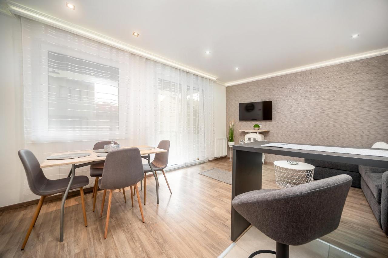 Grace Pine Apartment 3 Будапеща Екстериор снимка