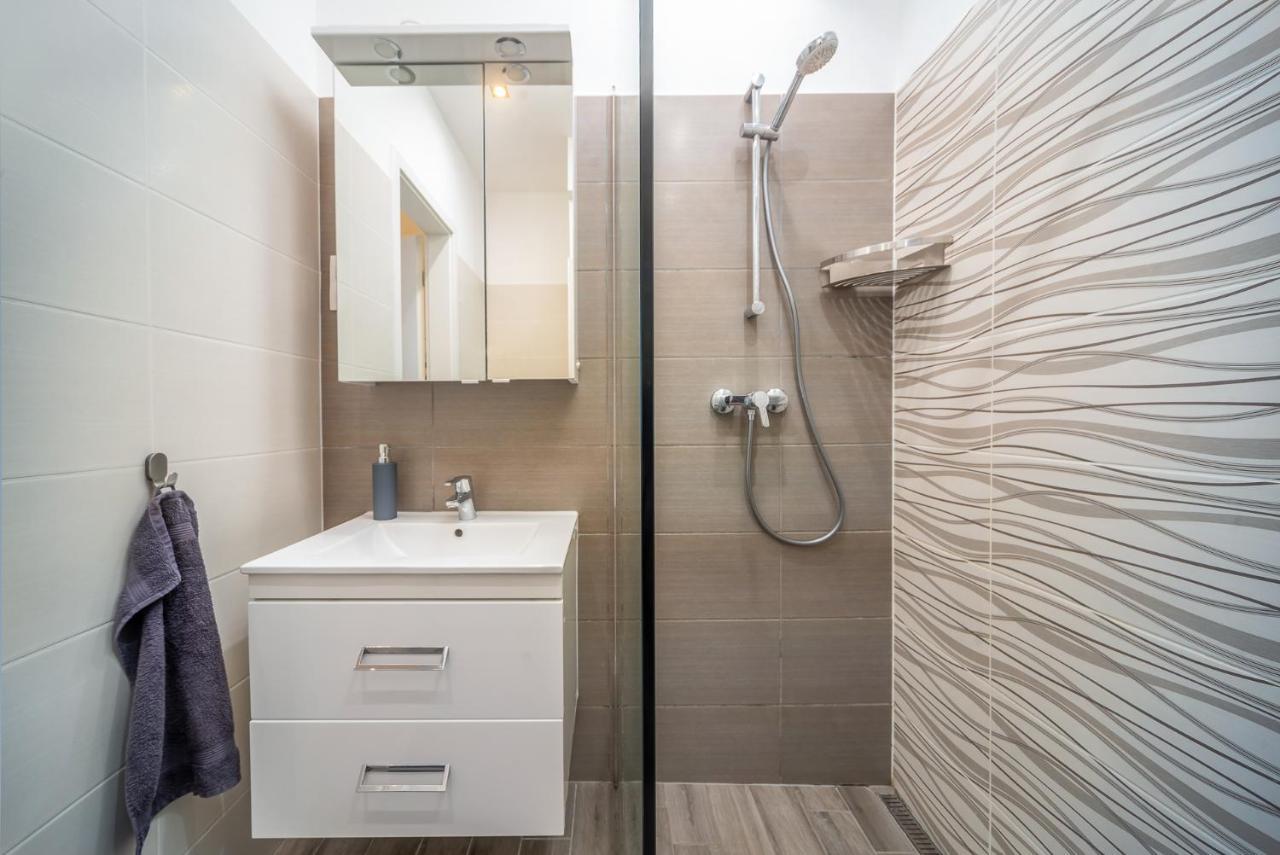 Grace Pine Apartment 3 Будапеща Екстериор снимка