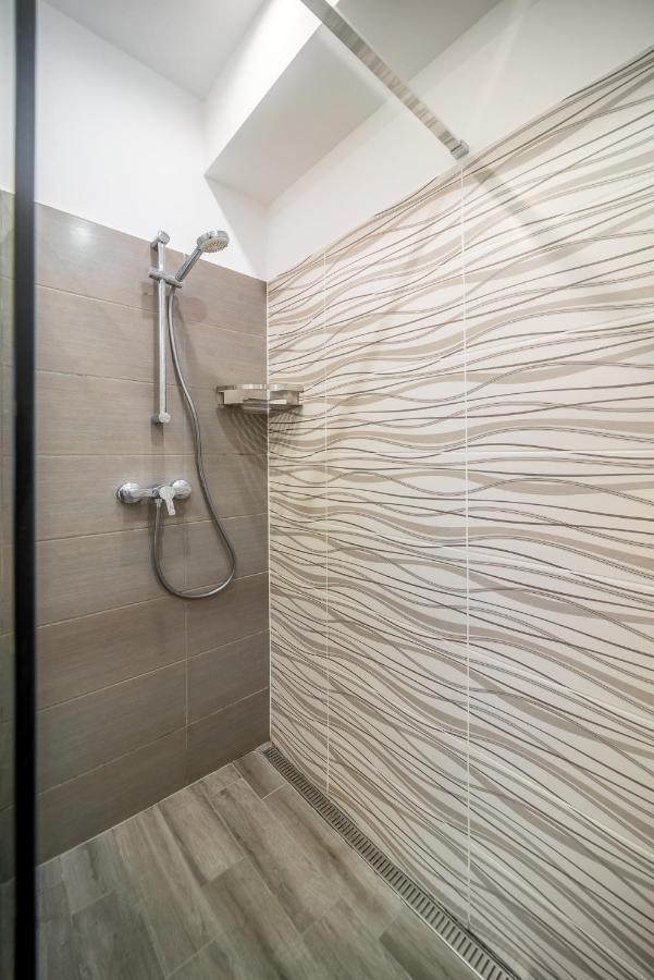 Grace Pine Apartment 3 Будапеща Екстериор снимка