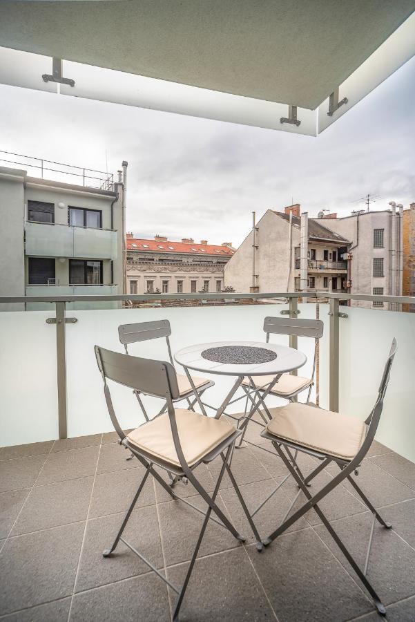 Grace Pine Apartment 3 Будапеща Екстериор снимка